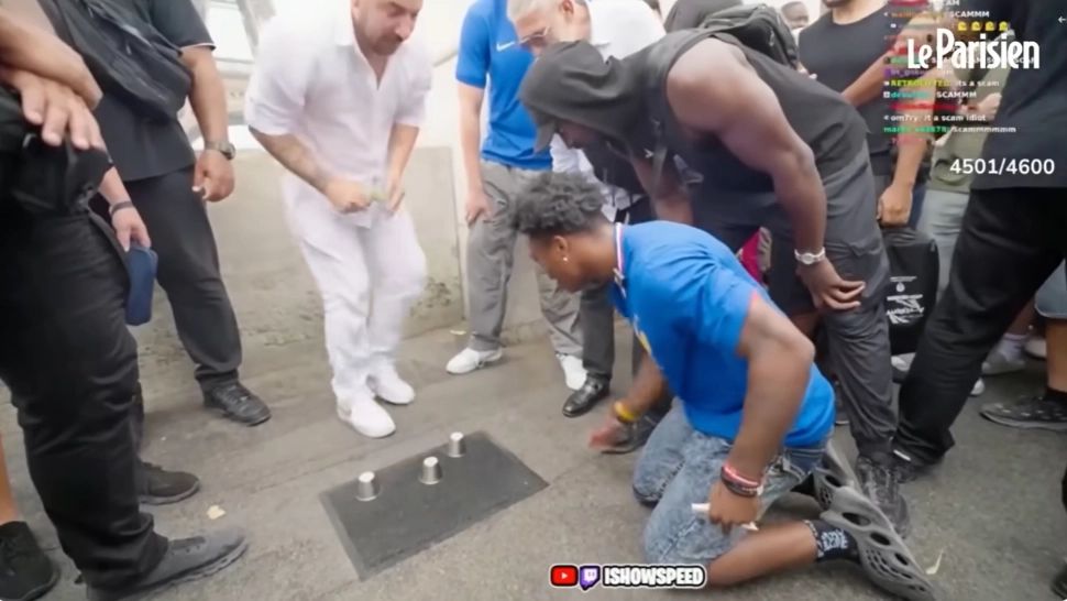 „Combinatorii” cu alba-neagra de la turnul Eiffel au fost săltați de polițiștii francezi