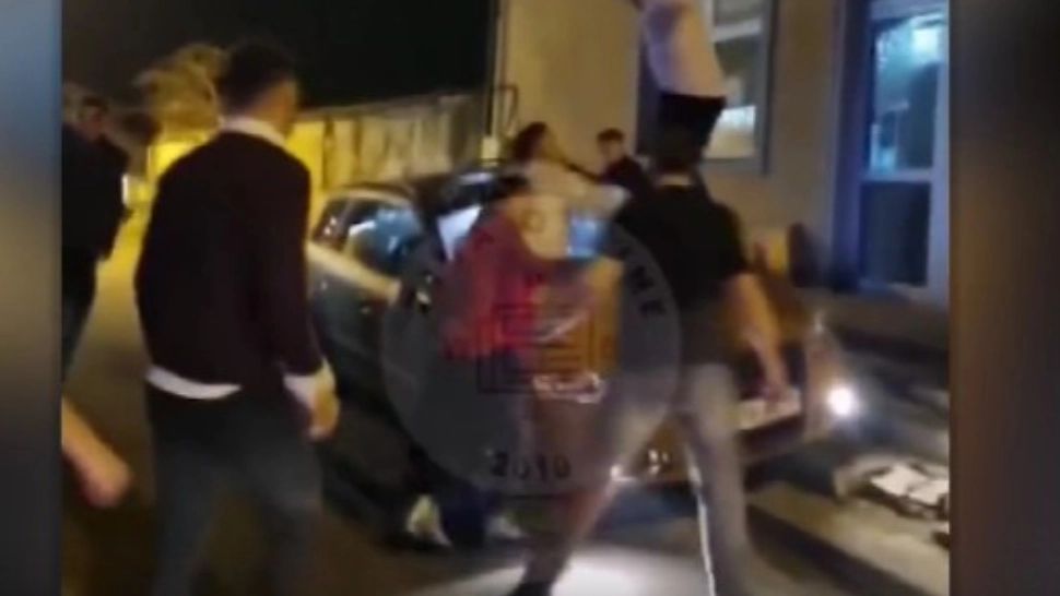 Bătaie la Sibiu! Scandalagii au înconjurat mașina și au distrus tot