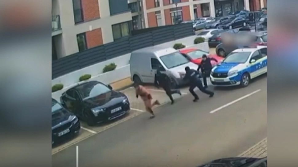 Doi pretinși colindători au tot încercat ușile unui bloc din Arad