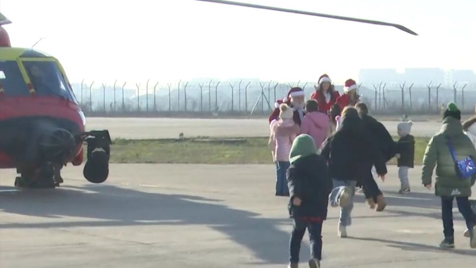 Moș Crăciun a venit anul acesta cu elicopterul Black Hawk.