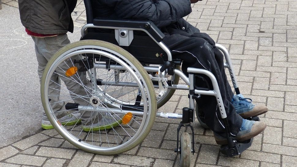 Certificat de handicap cu însoțitor: ce afecțiuni pot beneficia de acest drept și cum se acordă