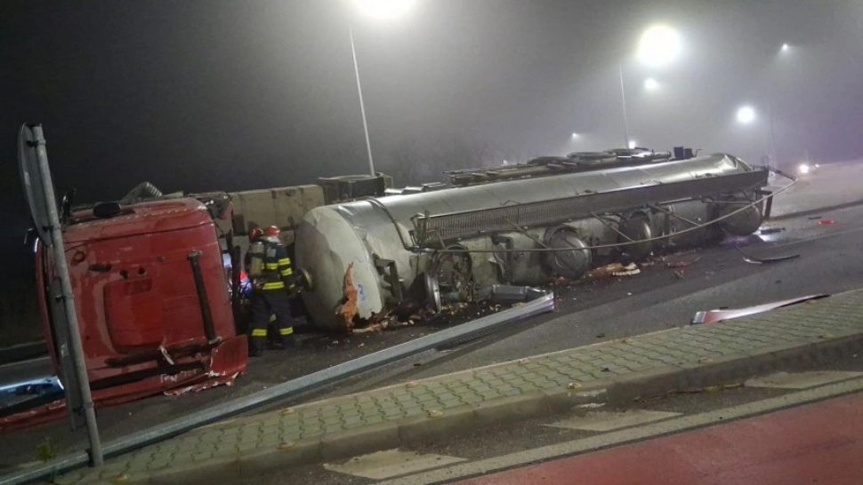 O autocisternă cu amoniac s-a răsturnat pe DN5 (foto: ISU Giurgiu)