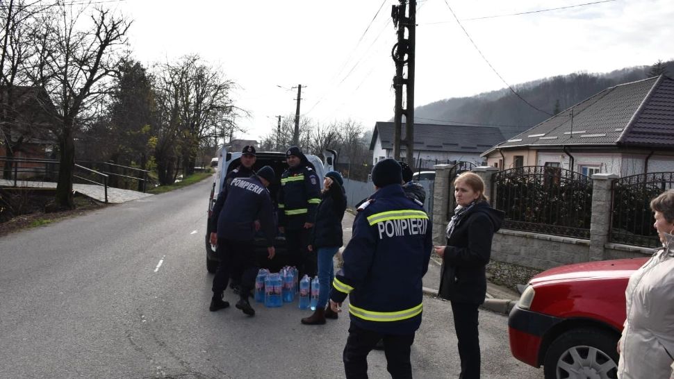 Distribuire apă potabilă. Foto / ISU Dâmbovița