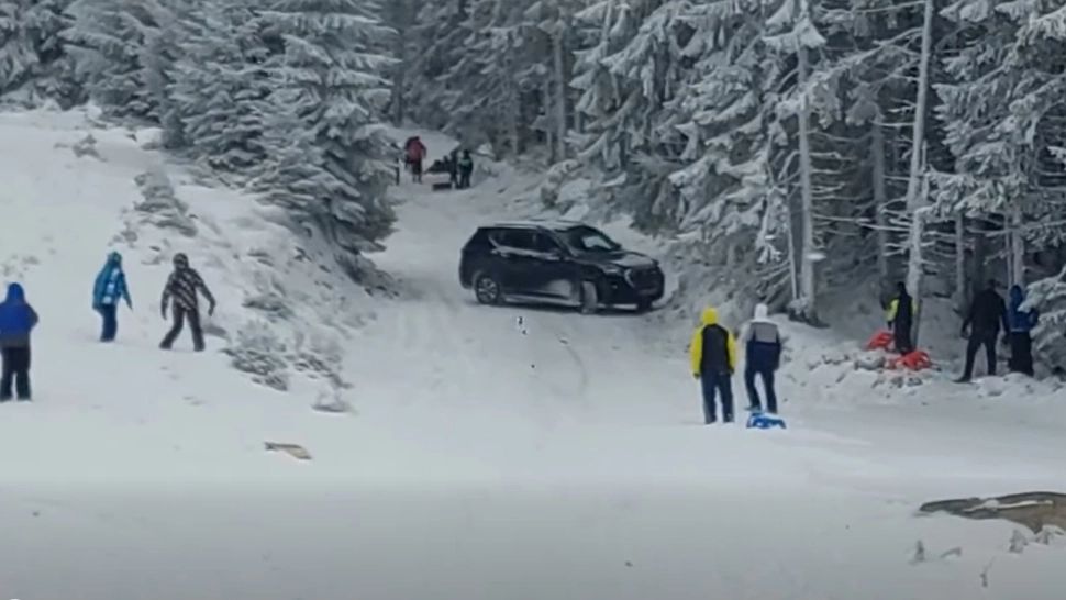 Mulți turiști spun că nu e semnalizată corespunzător zona, iar șoferu a ajuns din greșeală acolo. Foto/Captură video