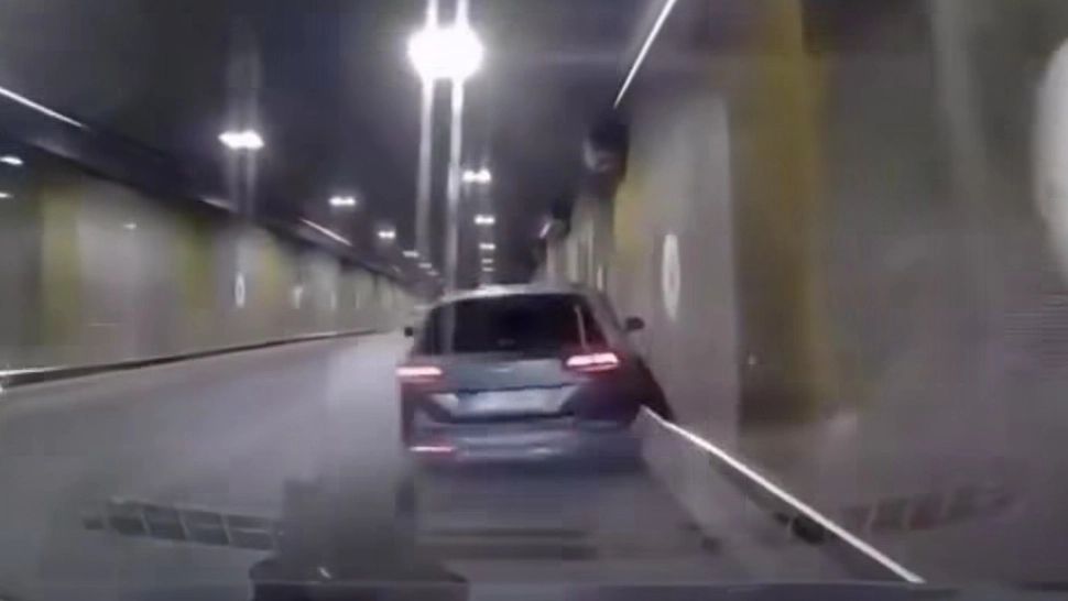Momentul în care mașina se izbește de pereții pasajului. Foto/Captură video