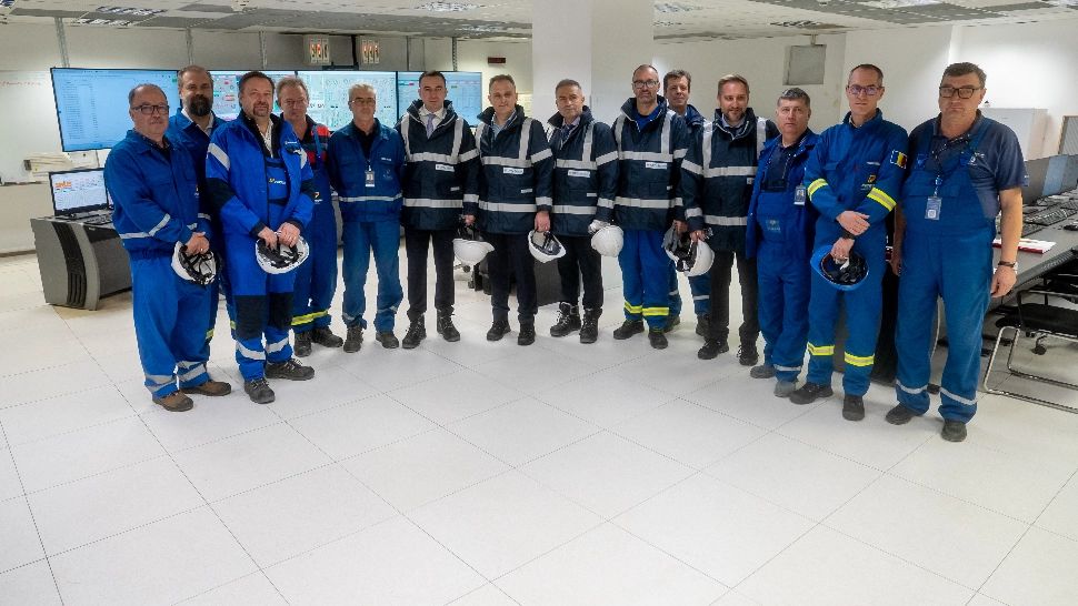 Ministrul Energiei, Bogdan Ivan, alături de angajații de la Centrala Brazi. Foto/ME