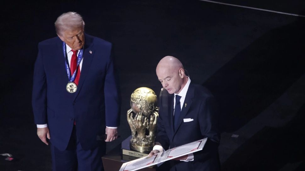 Trump a fost onorat cu Premiul FIFA pentru Pace (foto: profimedia)
