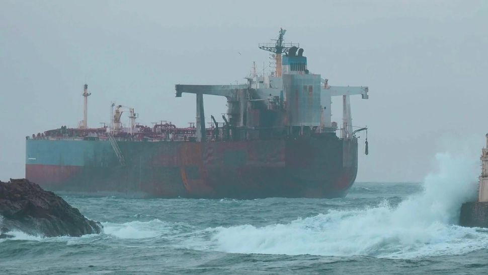 Ceartă pe petrolierul eșuat în Marea Neagră. Foto: Profimedia