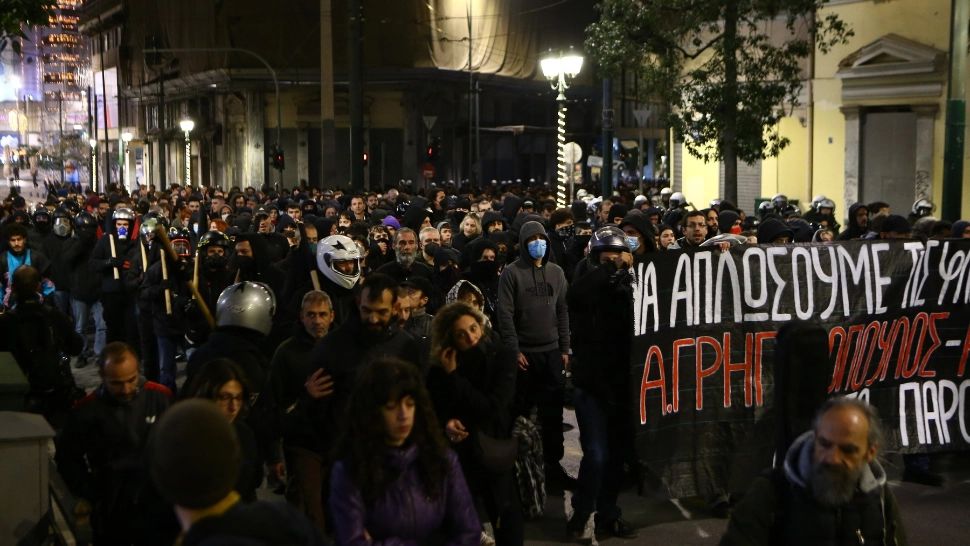 Bătăi și arestări la Atena la marșul de comemorare a uciderii adolescentului ucis de un polițist acum 17 ani (foto: profimedia)