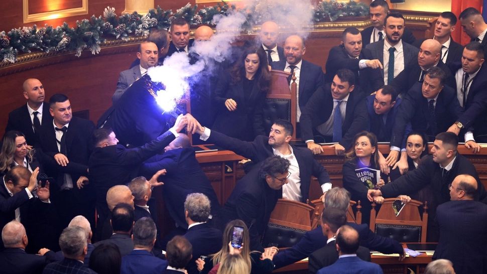 Pumni și torțe în Parlamentul Albaniei. Foto: Profimedia