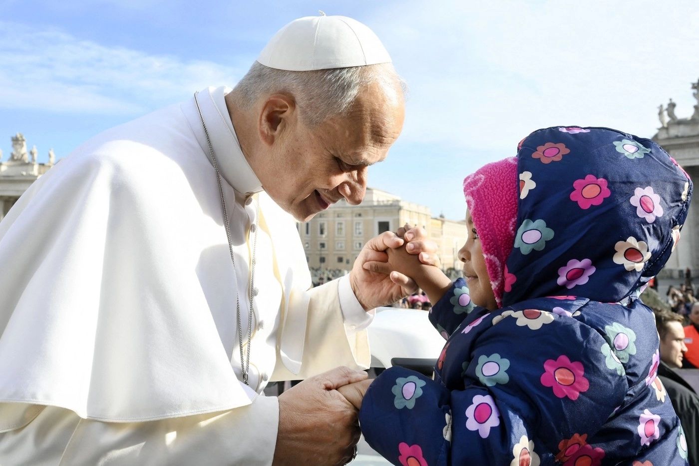 Papa Leon binecuvântează un copil (foto: Profimedia)