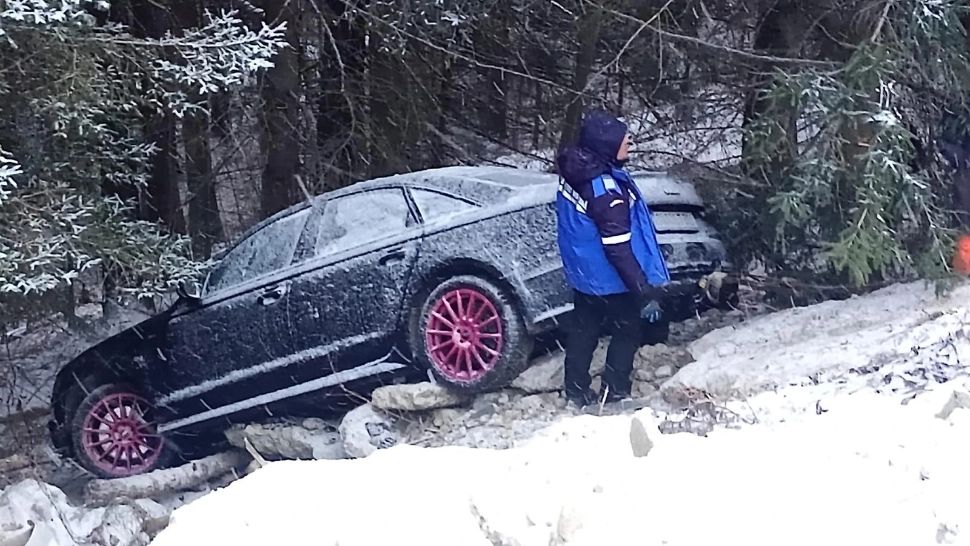 Mașină prăbușită în râpă la Râușor