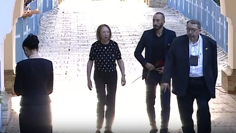 Controverse după moartea Rodicăi Stănoiu. Familia fostului ministru ar putea solicita deshumarea pentru autopsie