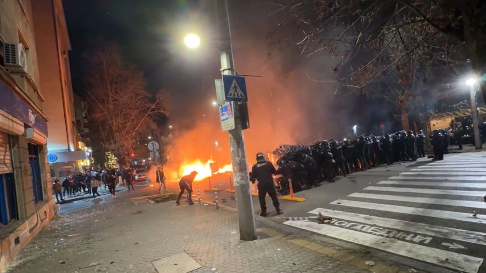 Protestatarii au vandalizat mobilier stradal și magazine