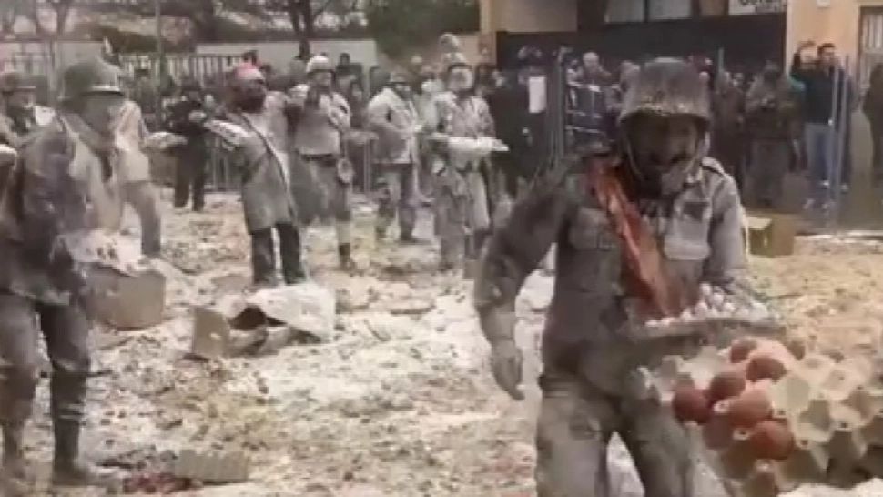 Tradiție inedită în Spania: festivalul în care „luptele” cu făină se transformă în gesturi de solidaritate