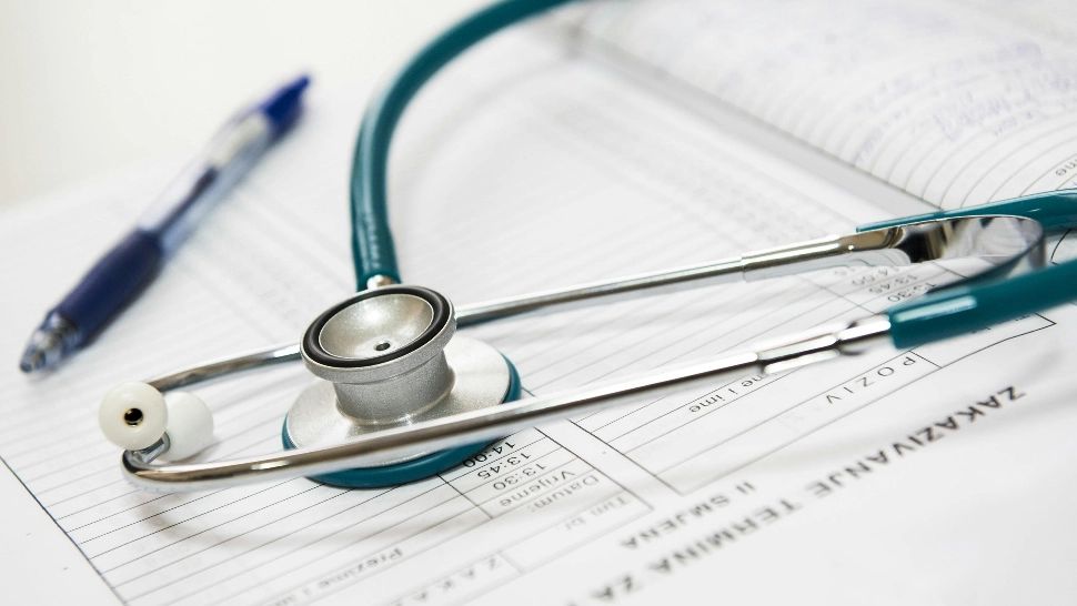 Un medic și o asistentă de la UPU Bacău, sub control judiciar după ce au eliberat concedii medicale false