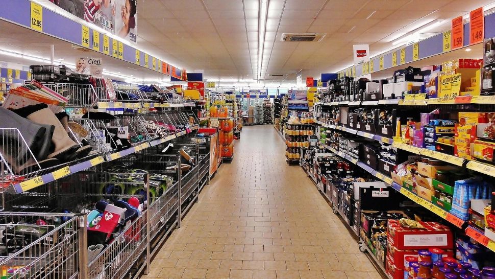 De ce supermarketurile din România sunt construite fără ferestre. Detaliul care îți schimbă perspectiva asupra cumpărăturilor