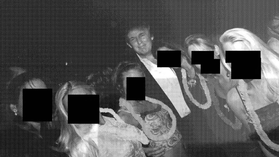 Trump zâmbind, îmbrăcat în costum, înconjurat de șase femei. Foto/Camera Reprezentanților
