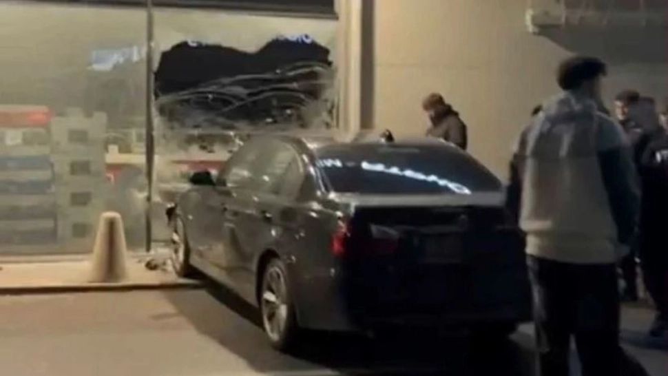 Drifturi terminate în vitrina unui supermarket din Lugoj: un tânăr de 20 de ani s-a ales cu permisul suspendat / FOTO: Lugojinfo.ro