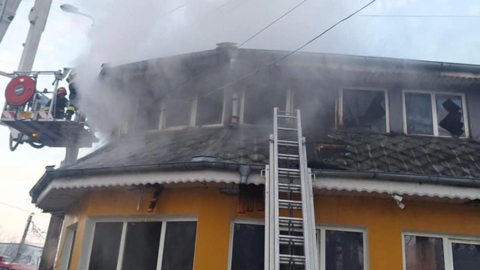 Incendiu puternic la o casă din Sectorul 5 al Capitalei: două persoane rănite