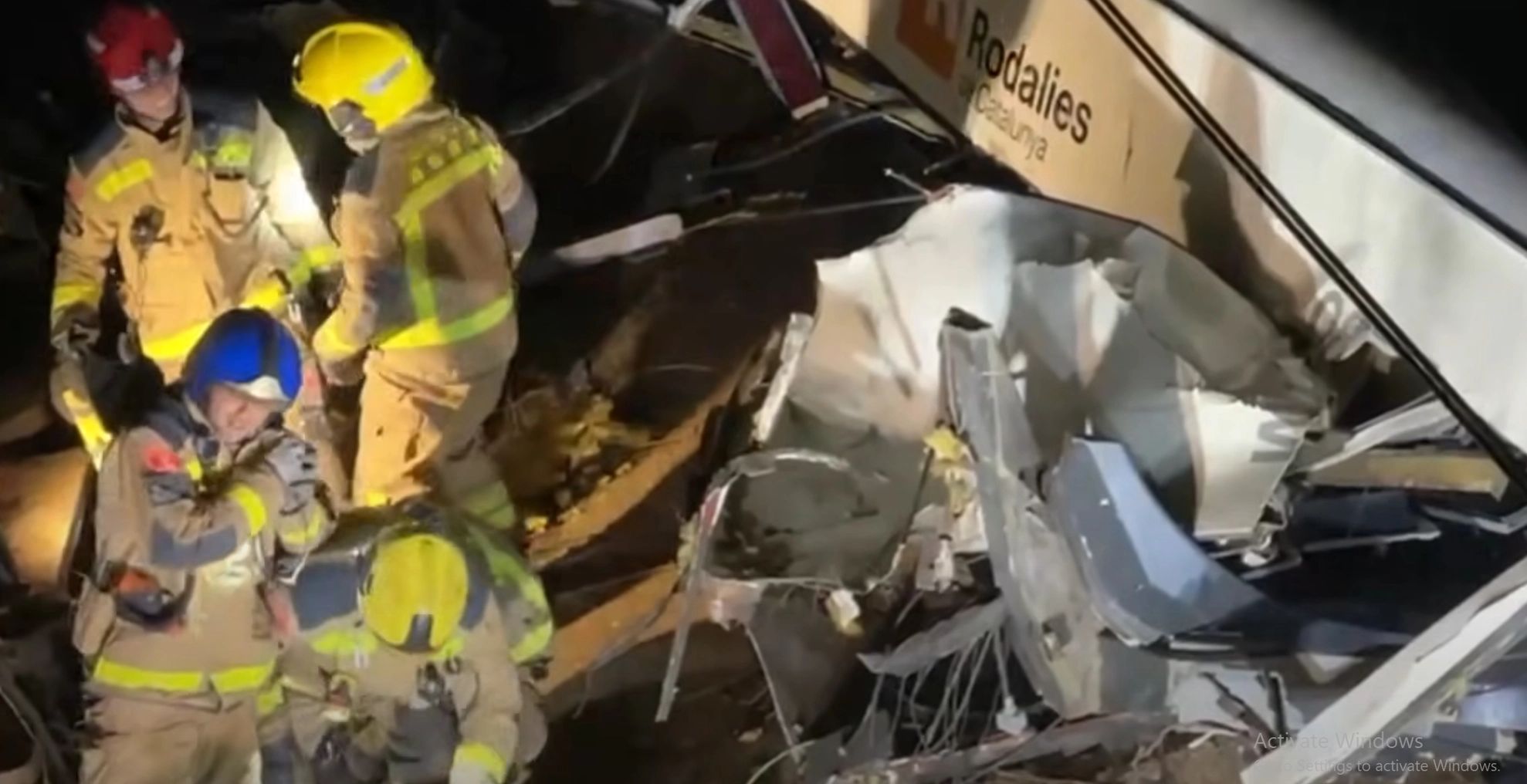 Un tren de navetiști a deraiat marți seara lângă Barcelona. În urma accidentului, un om a murit, iar alte 37 au fost rănite (foto: El Pais)