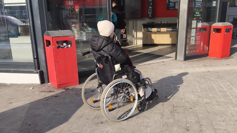 Cerșetoare de lux, depistată la Iași. Cerea bani fiind în scaun cu rotile, dar locuia la un hotel de lux.