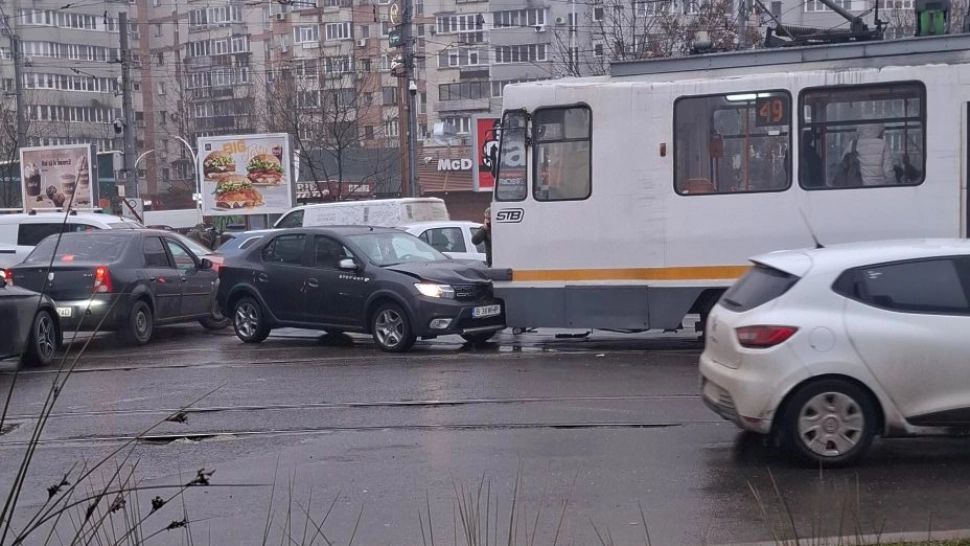 Accident între un tramvai și o mașină în Capitală. Trei linii STB, blocate (foto: Facebook @Info Trafic București și Ilfov)