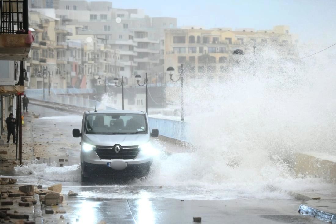 Furtuna Harry a lovit Malta: zboruri deviate, drumuri blocate și pagube semnificative provocate de vântul puternic (foto: Matthew Mirabelli)