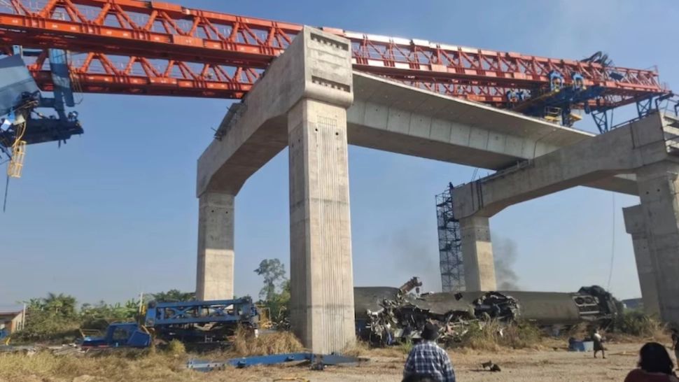 Tragedie pe calea ferată în Thailanda: macara prăbușită peste un tren. Cel puțin 12 morți/ Captură X