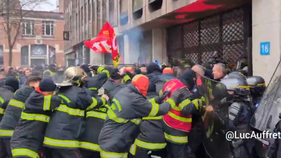 Proteste violente în Franța: pompierii au ieșit în stradă. Imagini șocante / Captură video 