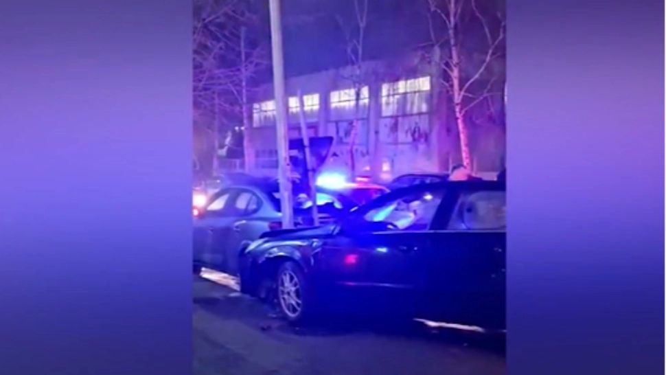 Urmărire ca-n filme încheiată cu un accident grav, la Băcău: șoferul băut a fugit după impact/ Captură video