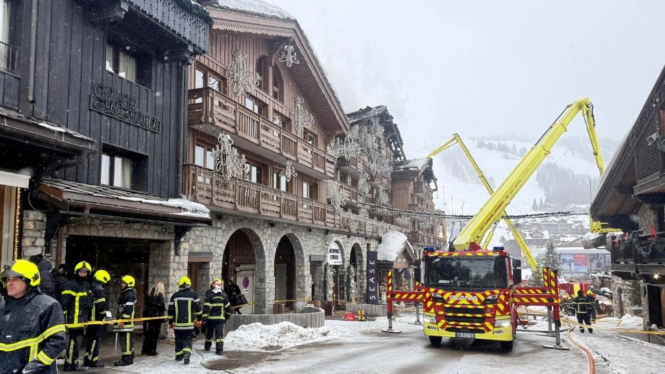 Panică în Alpii francezi. Incendiu uriaș la un faimos hotel de lux. Aproape 300 de persoane evacuate (foto: X @Prefete de la Savoie)