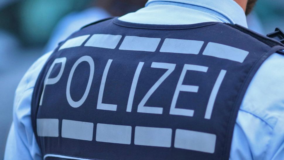 Doi români, la un pas de moarte, în Italia. Un bătrân i-a ținut ostatici și le-a pus pistolul la tâmplă.