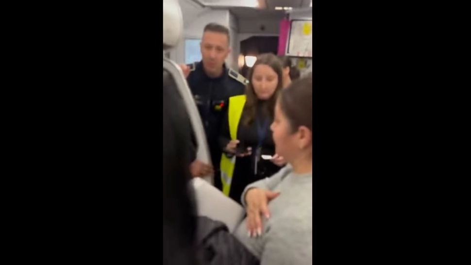 Scandal la bordul unui zbor Wizz Air. Doi pasageri, evacuați după ce același loc ar fi fost vândut de două ori