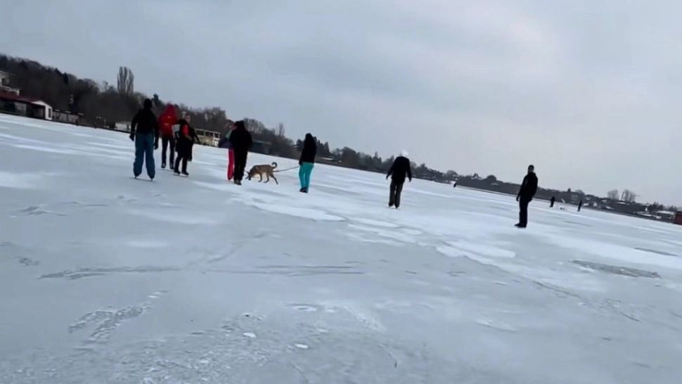 Gerul a înghețat lacul Snagov, patinoar natural imens