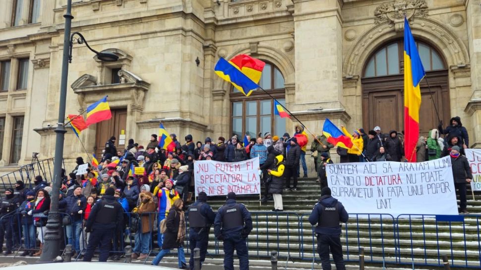 Numeroși susținători l-au așteptat pe Călin Georgescu