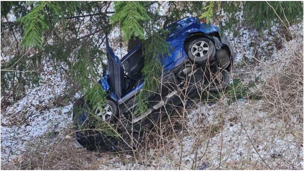 O mașină a căzut într-o prăpastie de aproximativ 10 metri. FOTO: ISU