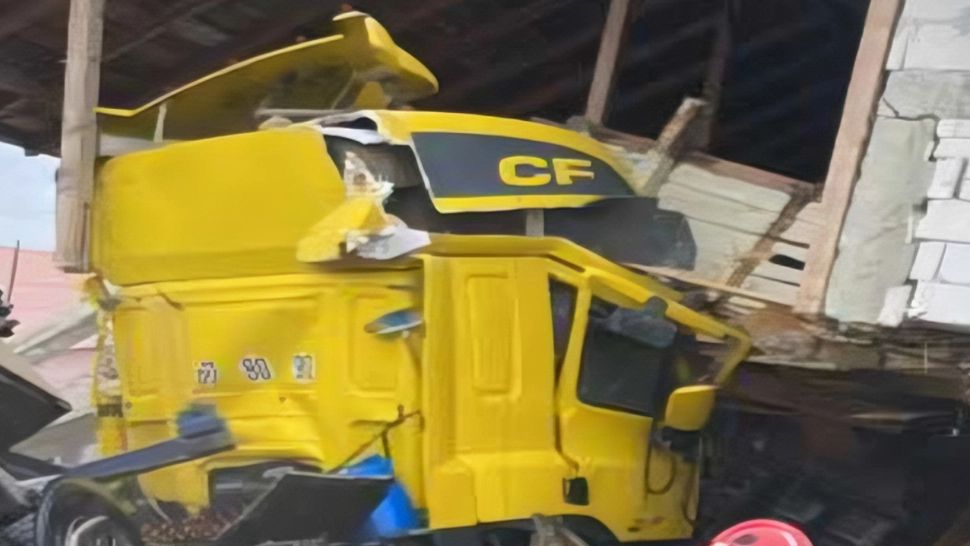 Intervenție de urgență în Bacău după ce un TIR a spulberat o casă: mastodontul s-a oprit direct în pereții locuinței