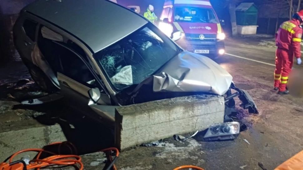 Accident grav în Suceava. Patru tineri răniți, după ce mașina în care se aflau s-a izbit de un cap de pod (foto: ISU Suceava)