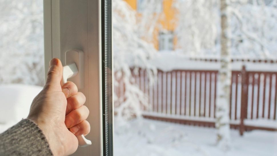 Ferestre deschise larg 10 minute sau pe verticală mai mult timp