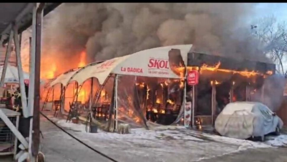 Incendiu puternic la un restaurant din Craiova. Pompierii intervin cu mai multe autospeciale