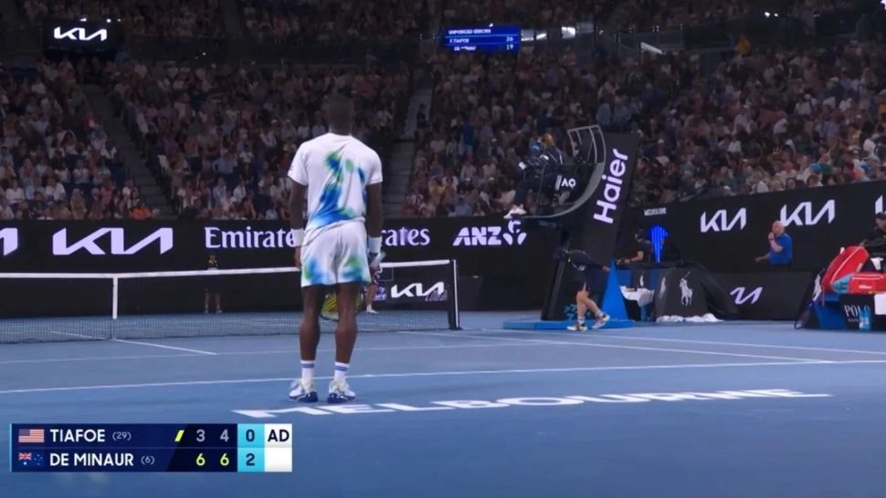 Momente de panică la Australian Open. Partidă suspendată brusc, după ce un fan s-a prăbușit în tribune (foto: captură TNT Sports)