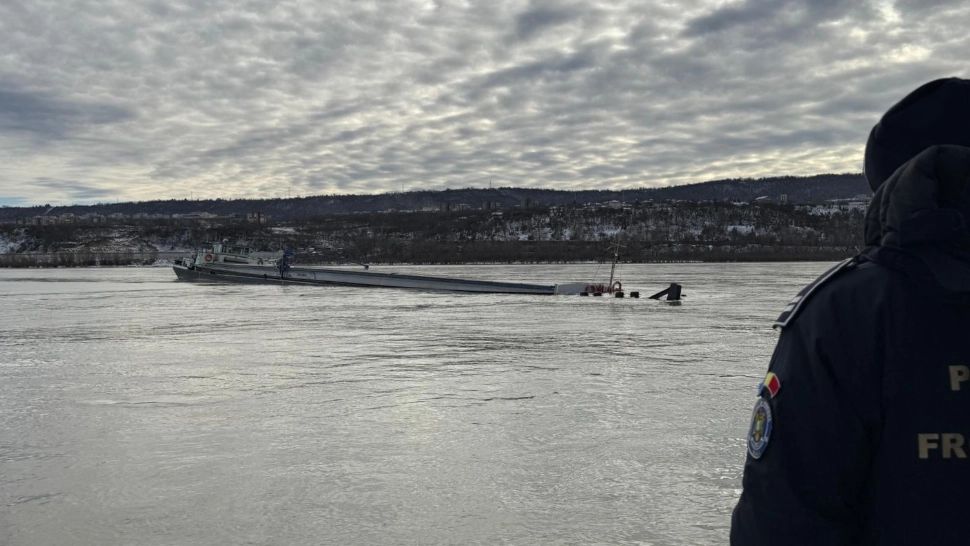Incident naval pe Dunăre: două barje pline cu îngrășăminte agricole s-au scufundat. Foto/Apele Române