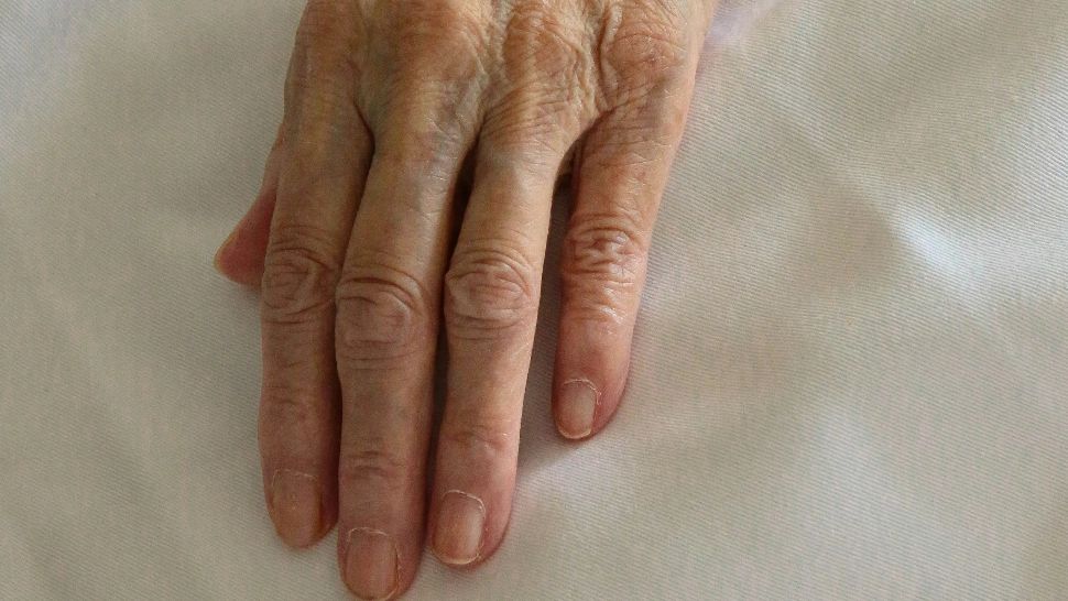 Bătrânii nu au bani să se încălzească. Gerul face prăpăd în țară.