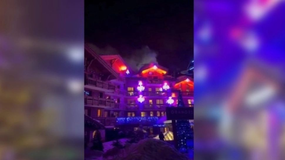 Incendiu puternic la un hotel de lux din Franța. Pompierii intervin de urgență.