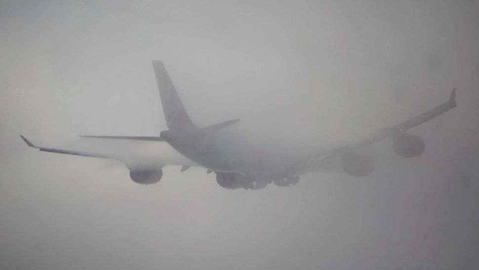 Ceața densă afectează traficul aerian intern. Zborurile București-Iași anulate, două curse externe Ryanair redirecționate la Timișoara