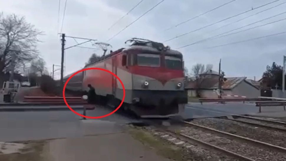 Momentul în care un tren trece milimetric pe lângă un bătrân imprudent