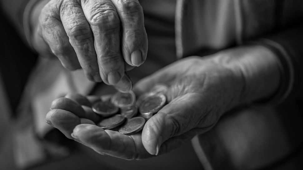 Bătrânețe de lux vs. subzistență. De ce pensionarul român rămâne cel mai vulnerabil din Uniunea Europeană