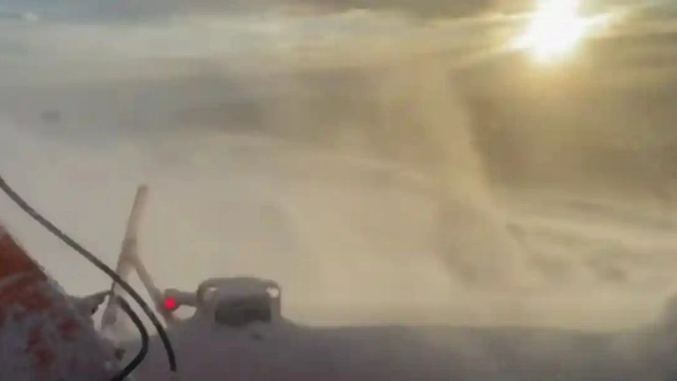 Imagini spectaculoase pe Transalpina: Cum se deszăpezește în condiții de viscol extrem - VIDEO