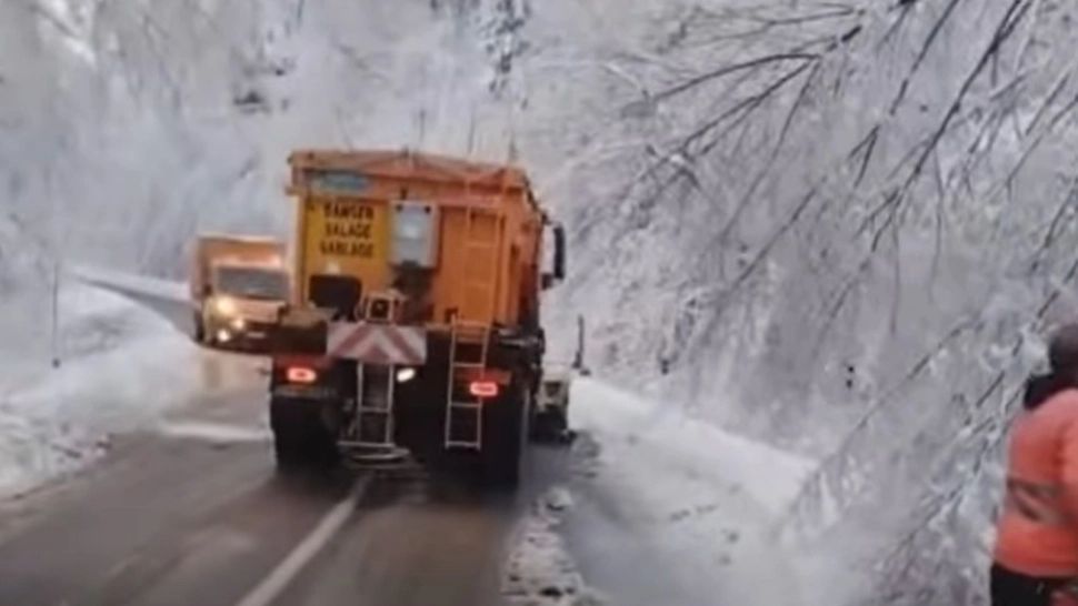 . Ninsorile abundente au acoperit șoselele, transformând traficul într-un coșmar. Foto/Captură video